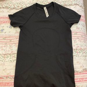 Lululemon Swifty Tech Short Sleeve 2.0 Black Size 2!!